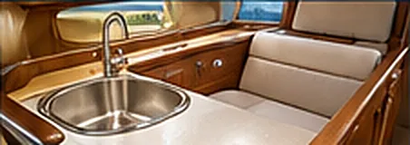 Évier et banquette dans la cuisine d’un bateau