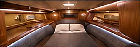 Cabine de bateau rénovée avec boiseries et couchette